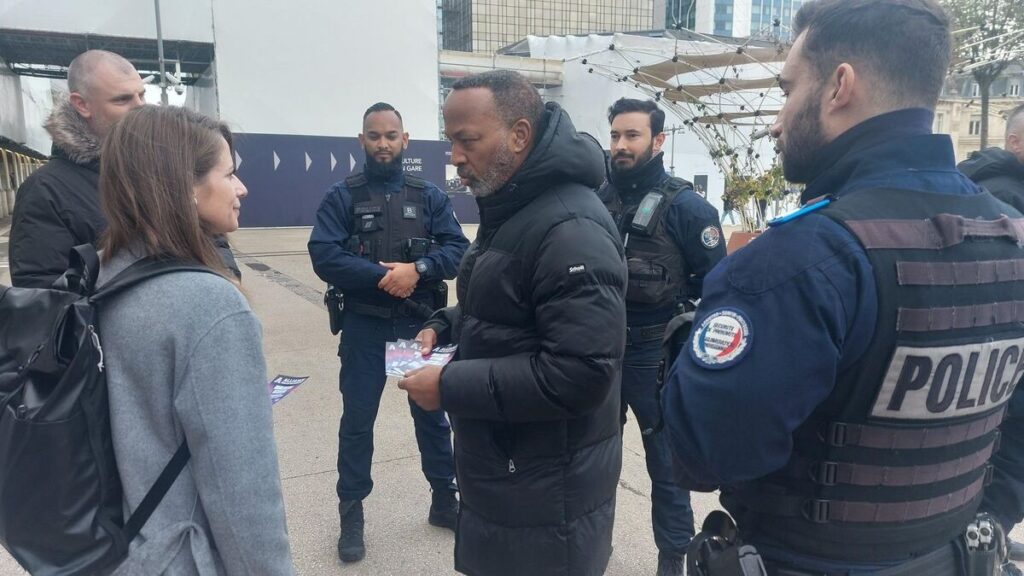 « Nos problèmes sont vos problèmes » : à Paris, les policiers tractent pour dénoncer leurs conditions de travail