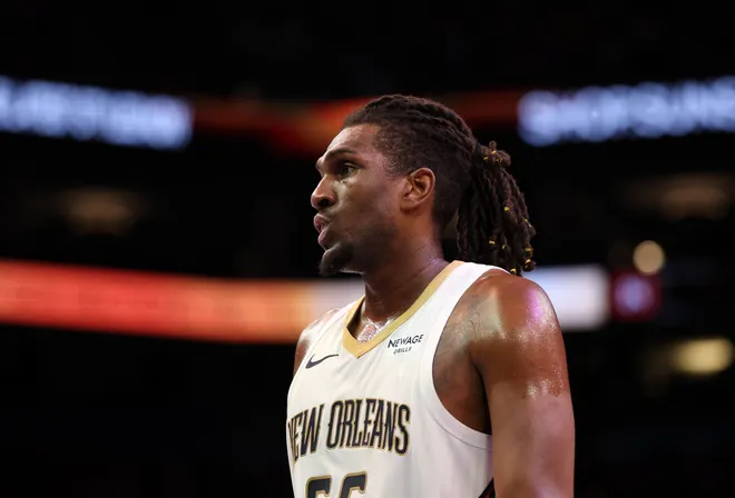 Nov 10, 2025; Phoenix, Arizona, USA; New Orleans Pelicans forward Kevon Looney (55) against the Phoenix Suns at the Mortgage Matchup Center. Mandatory Credit: Mark J. Rebilas-Imagn Images