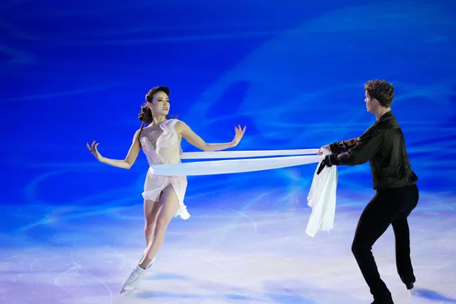 Madison Chock and Evan Bates (USA) perform in the Prevagen Skating Spectacular during Skate America at Credit Union of Texas Event Center in 2024.