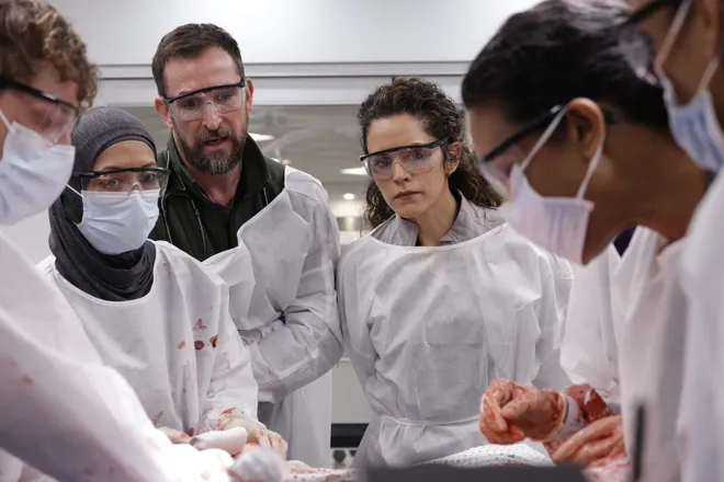 Dr. Robby (Noah Wyle, third from left) and Dr. Al-Hashimi (Sepideh Moafi) oversee a surgery on