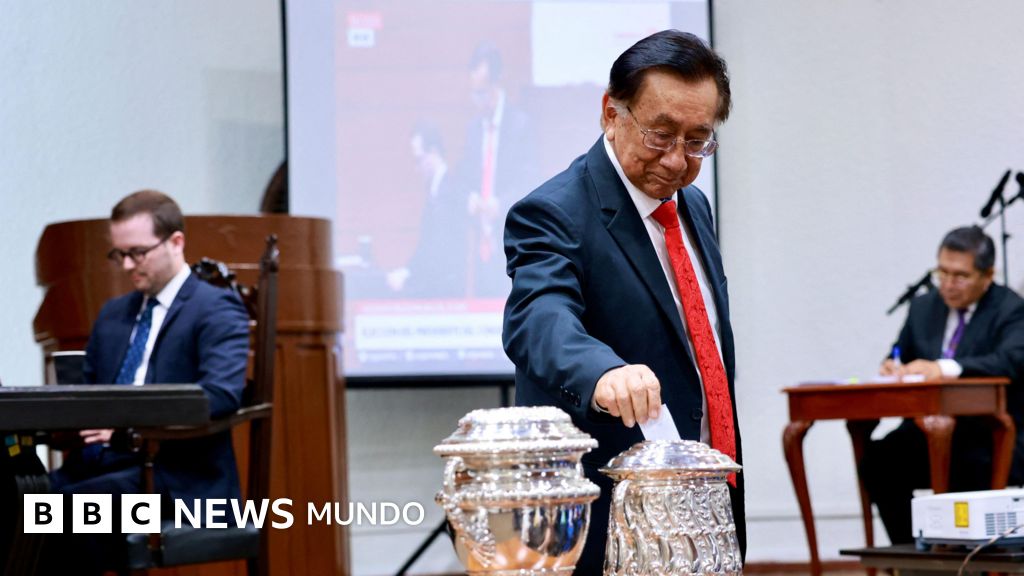 El Congreso de Perú elige a José María Balcázar como presidente hasta julio