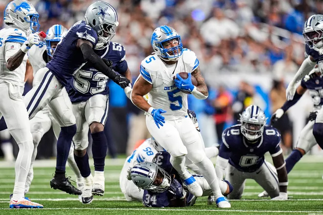 Detroit Lions running back David Montgomery (5) runs against Dallas Cowboys during the first half at Ford Field in Detroit on Thursday, Dec. 4, 2025.