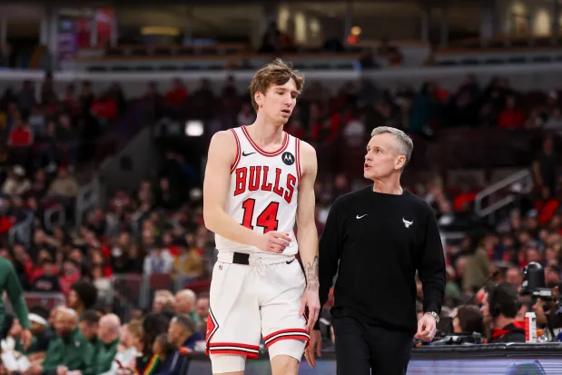Chicago Bulls Head Coach Billy Donovan speaks to Chicago Bulls forward Matas Buzelis (14) during the first quarter against the Milwaukee Bucks at the United Center on Sunday, March 1, 2026. (Eileen T. Meslar/Chicago Tribune)