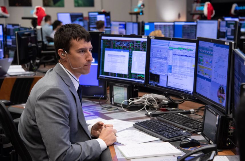 Flight director<strong> </strong>Rick Henfling monitors systems in the Flight Control Center at NASA’s Johnson Space Center in Houston.<br />Credit: NASA” class=”image_large__dam-img image_large__dam-img–loading” onload=”this.classList.remove(‘image_large__dam-img–loading’)” onerror=”imageLoadError(this)” height=”1313″ width=”2000″ loading=”lazy”/></source></source></source></source></source></picture>
    </div>
</div>
<p class=