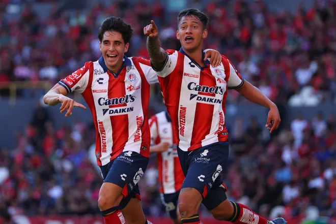 Eduardo Águila del Atlético San Luis celebra con su compañero Román Torres luego de anotar el segundo gol de su equipo durante el partido entre Atlas y Atlético San Luis de la Clausura 2026 de Liga MX en el Estadio Jalisco el 21 de febrero de 2026 en Guadalajara.