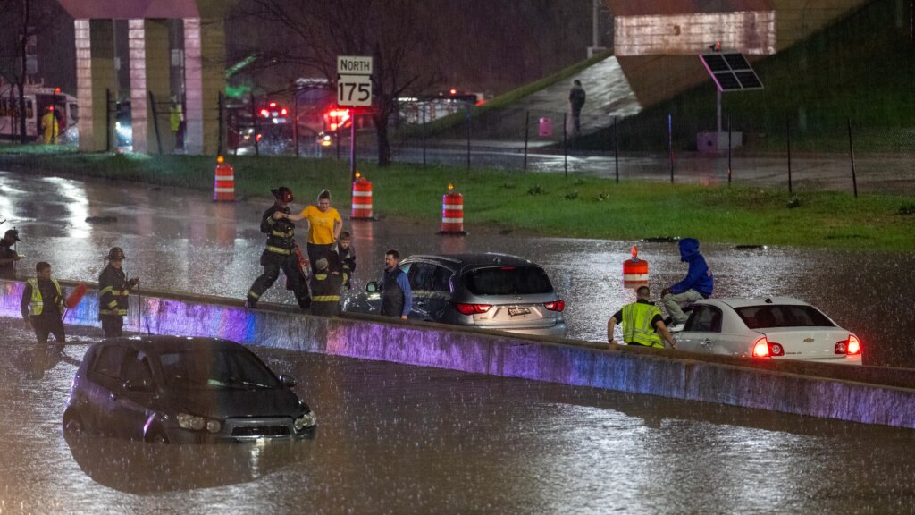 More heavy rain brings street flooding, freeway closures in Milwaukee
