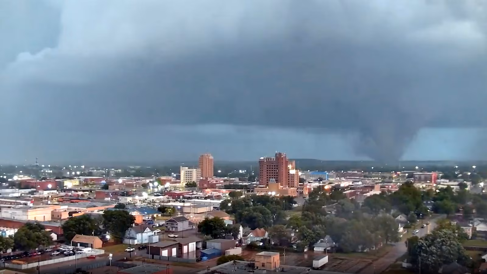 Almost 27 million Americans on alert for severe weather outbreak in Plains
