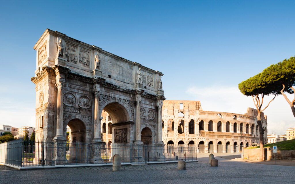 L'arc de Constantin et le colisée, à Rome.