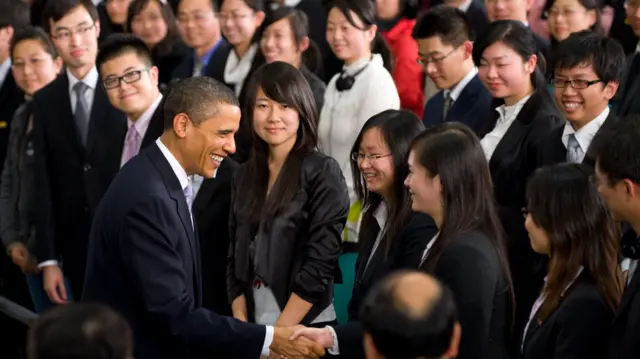 奥巴马在上海科技馆与中国青年代表握手（16/11/2009）