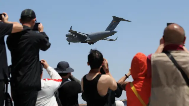 北京首都机场附近中国民众聚集拍摄美军C-17A运输机降落（11/5/2026）