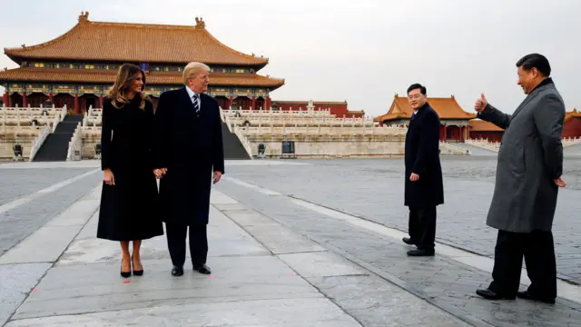 唐纳德·特朗普（左二）与夫人梅拉尼娅·特朗普（左一）在北京紫禁城合影，习近平（右二）在旁竖起拇指，中国外长秦刚（右二）陪同在旁（8/11/2017）