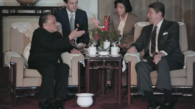 里根（右）在北京人民大会堂会晤邓小平（左），邓小平在讲话（28/4/1983）