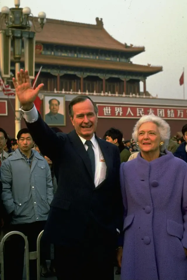 老布什（左）与夫人芭芭拉（右）重返北京天安门广场，向群众挥手（25/2/1989）