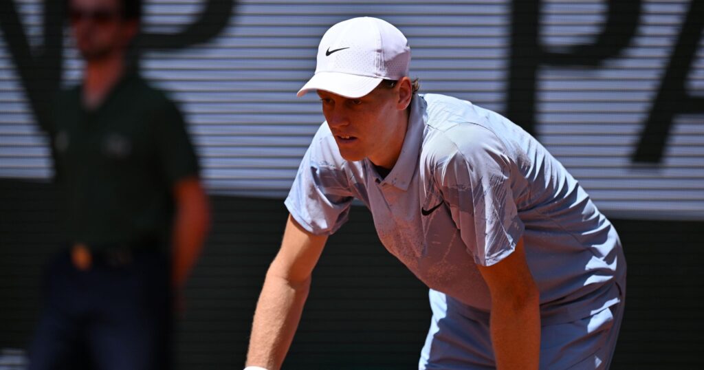 Roland-Garros - 2e tour - Tremblement de terre : le n°1 mondial Jannik Sinner éliminé par Juan Manuel Cerundolo au 2e tour après avoir mené 2 sets à 0