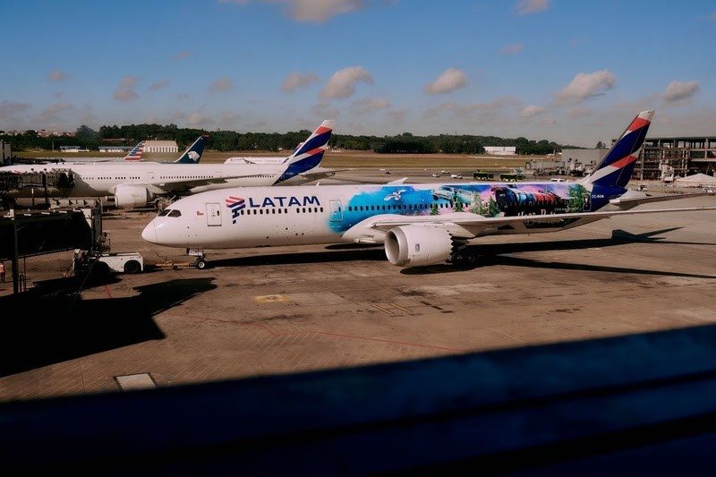 Aeronave da Latam tematizada