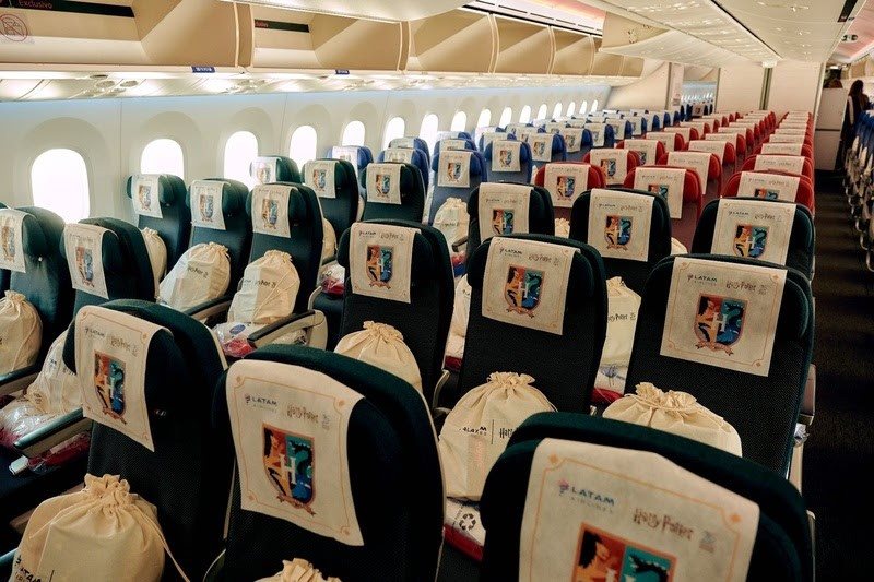 Aeronave da Latam tematizada