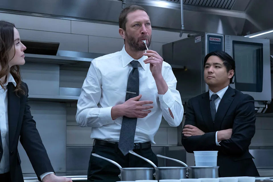 Sarah Ramos as Jessica, Ebon Moss-Bachrach as Richard 