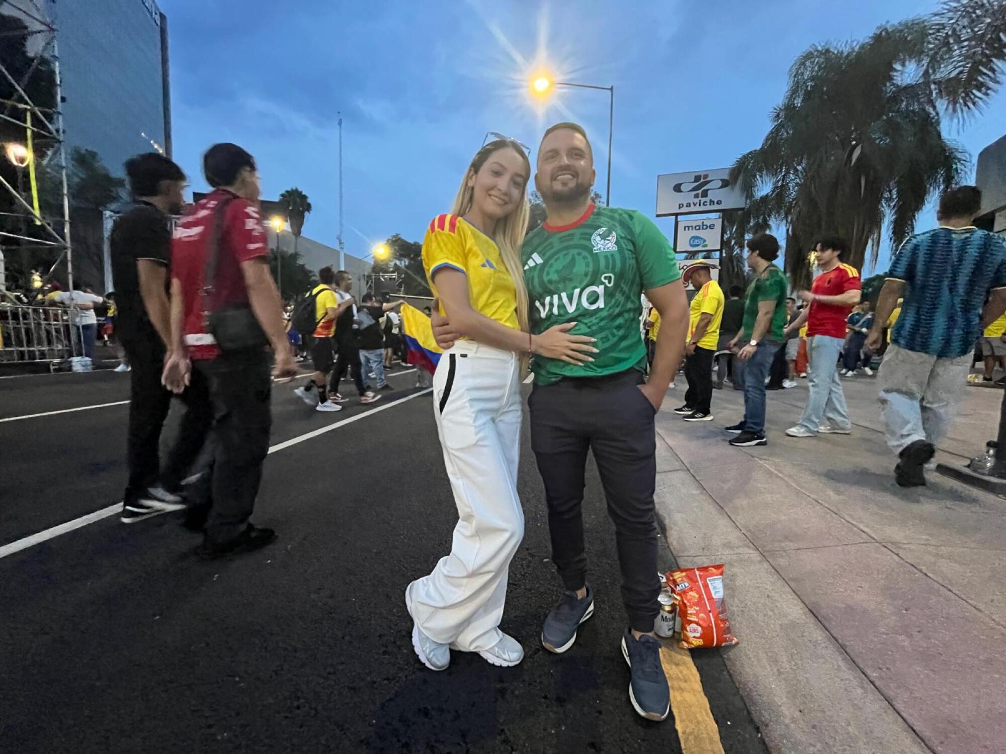 La colombiana Anyi Vallejo (izq.) y su pareja