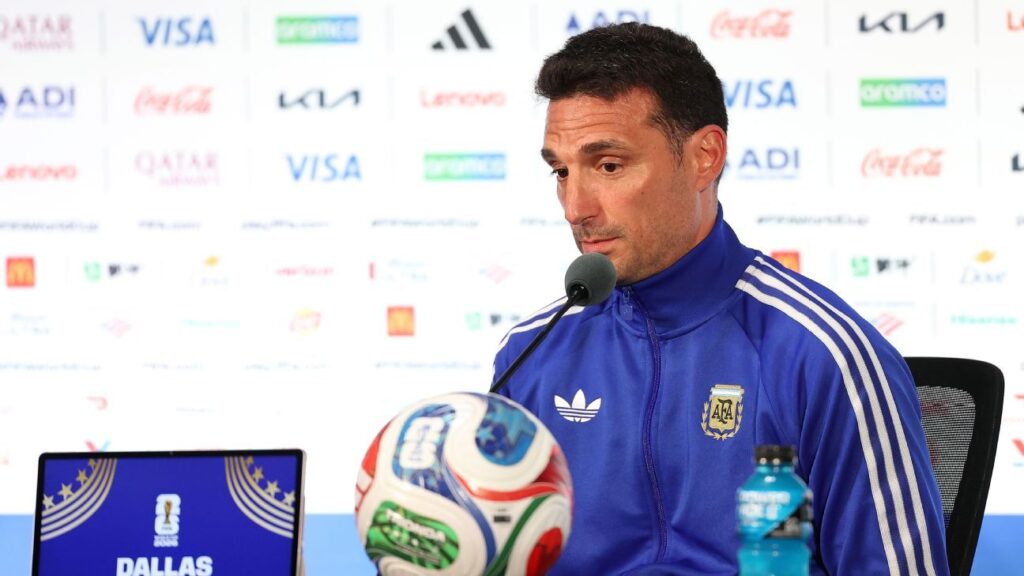 Argentina's Scaloni says water breaks fragment game