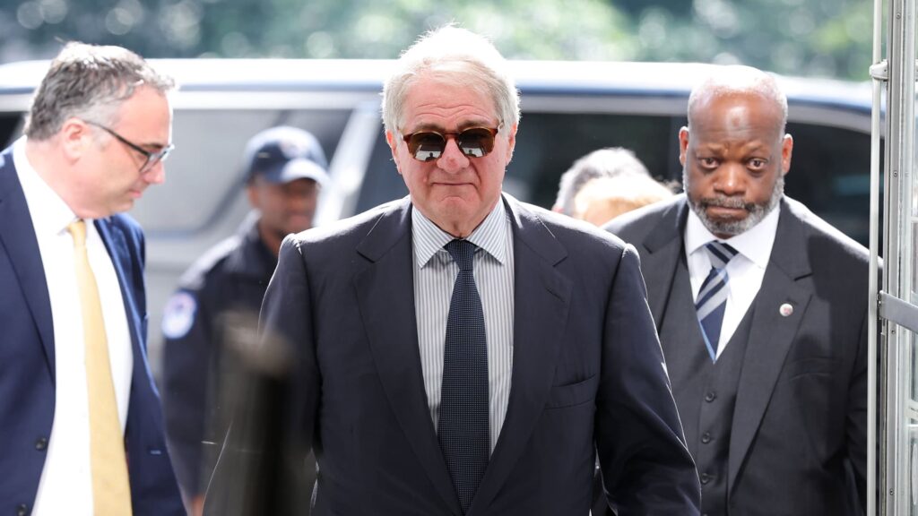 Ex-Apollo CEO Leon Black says Jeffrey Epstein duped him