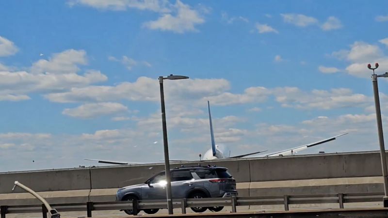 United Airlines flight was 19 feet above highway when it struck a pole, NTSB says
