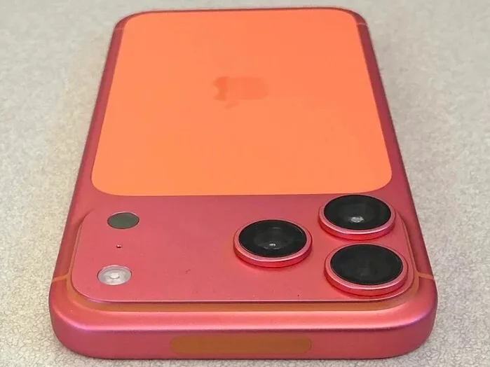 iPhone 17 Pro Cosmic Orange loses color