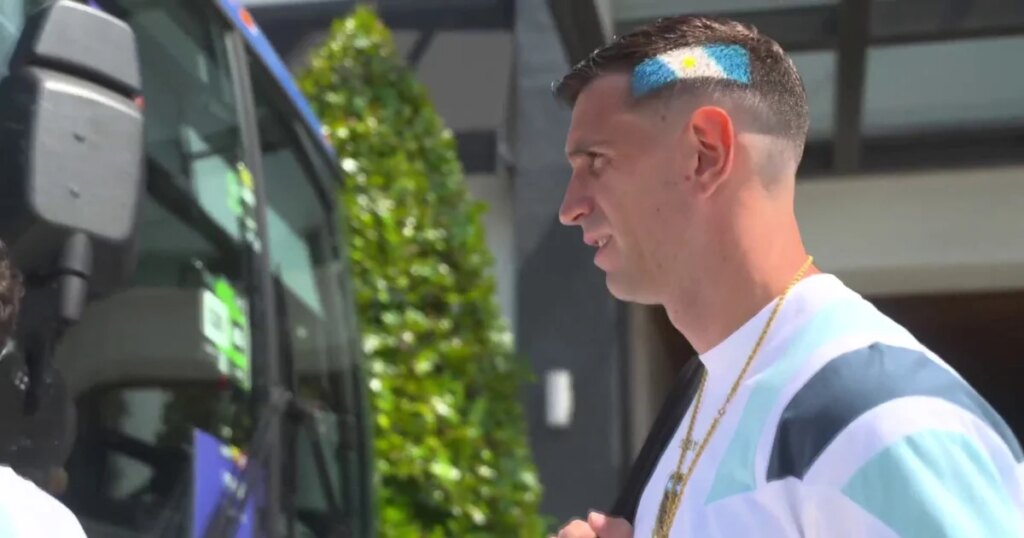 ‘Dibu’ Martínez luce nuevo look para la primera ronda de eliminatorias