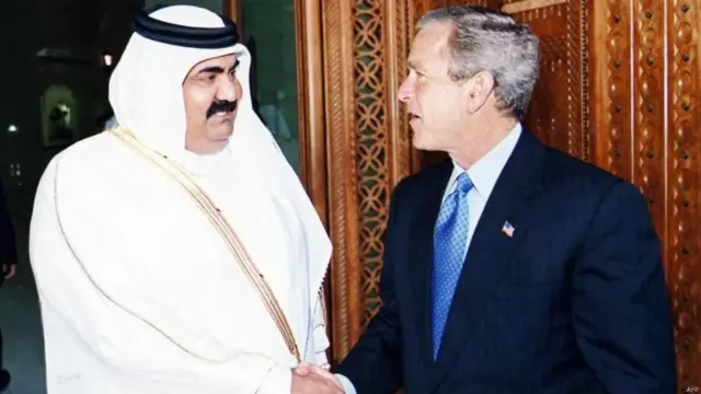 أدت قطر تحت حكم الشيخ حمد دوراً كبيرا في احتلال الولايات المتحدة للعراق في عام 2003، إذ أعلن الرئيس الأمريكي السابق جورج بوش أن قطر ستكون مركز القيادة المركزية للقوات الأمريكية في العراق. 