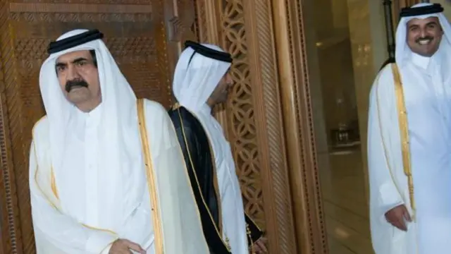 وفي يونيو/حزيران 2013، سلم الأمير حمد بن خليفة آل ثاني السلطة إلى ابنه وولي عهده الشيخ تميم. وقال الشيخ حمد في خطاب تسليم السلطة: 
