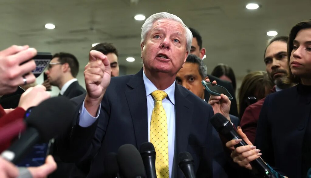 Ike Barinholtz jokes about Lindsey Graham's death on Jimmy Kimmel