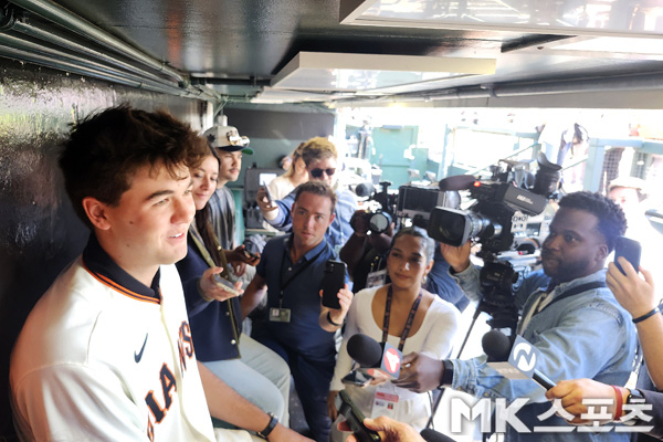 San Francisco first-round pick rookie Jackson Flora has an interview. Photo (San Francisco, USA) = Correspondent Kim Jae-ho