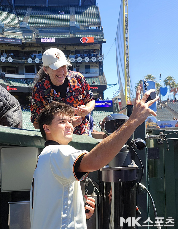 San Francisco's first-round draft pick Jackson Flora takes a picture with a fan. Photo (San Francisco, USA) = Correspondent Kim Jae-ho