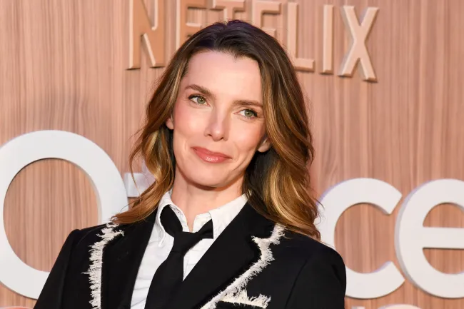 Betty Gilpin on 'Widow's Bay' and Her Best Line Readings: Interview