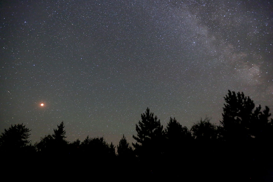Total lunar eclipse and Milky Way
