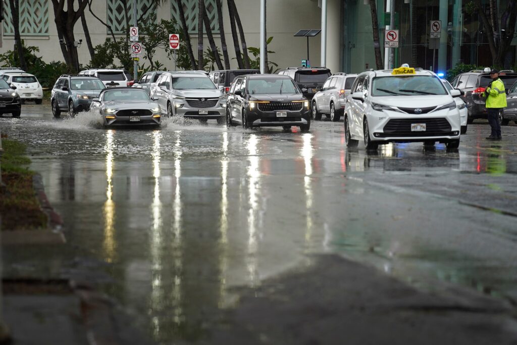 Una mujer murió en Hawai al paso de la tormenta Lala, más de 100.000 siguen sin electricidad