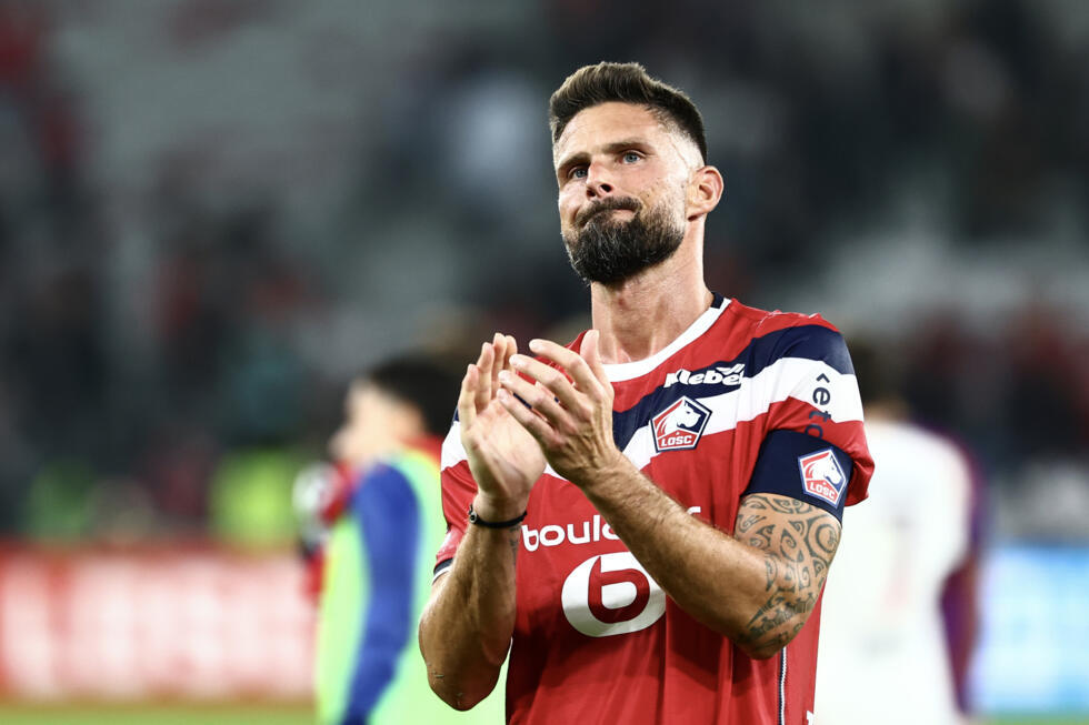 L'attaquant de Lille Olivier Giroud salue le public après le match nul contre le Paris SG en Ligue 1, le 28 août 2026 à Villeneuve-d'Ascq