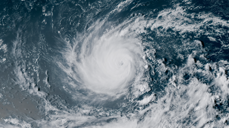 El huracán Lowell gira hacia Hawai y las islas se preparan para fuertes lluvias y oleaje peligroso