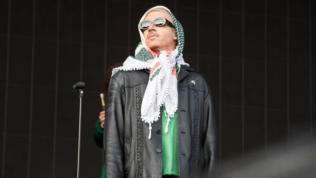 Macklemore wearing keffiyeh in concert 