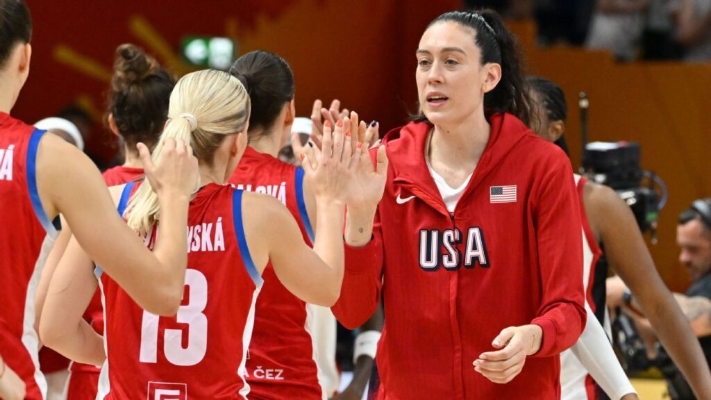 U.S. closes pool play with 105-64 rout of Czechia