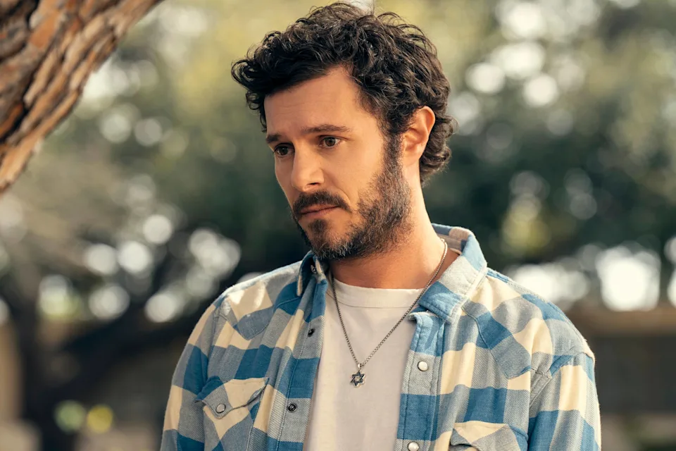 Nobody Wants This. Adam Brody as Noah in episode 202 of Nobody Wants This. Cr. Erin Simkin/Netflix © 2025